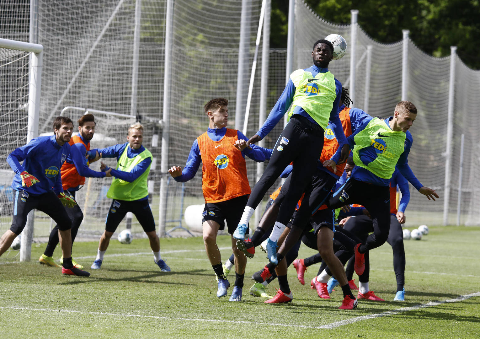 lol视频攻略-休斯敦火箭发布备战花絮，今夜队长鼓劲，德甲任务艰巨，球队文化再被提及的简单介绍